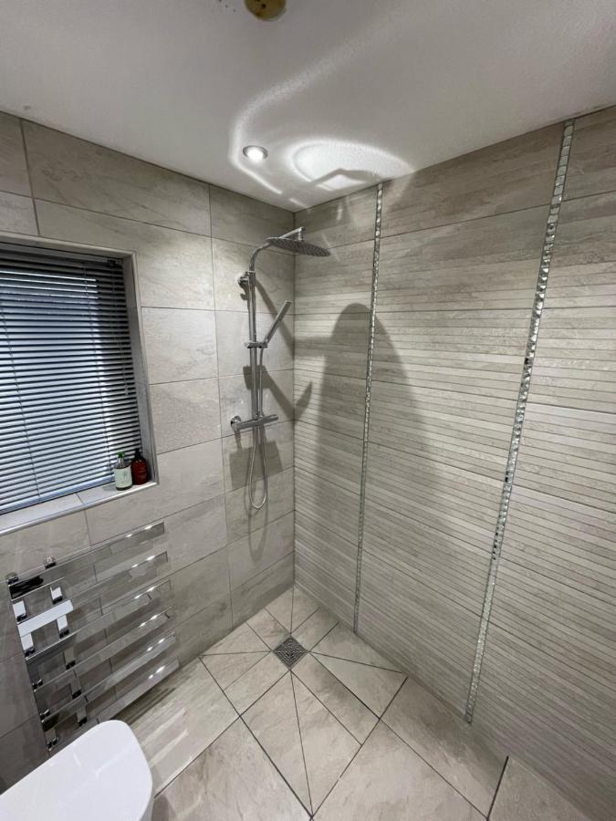 Riverside 2 Bedroom Townhouse With Car Charger 阿伯加文尼 外观 照片