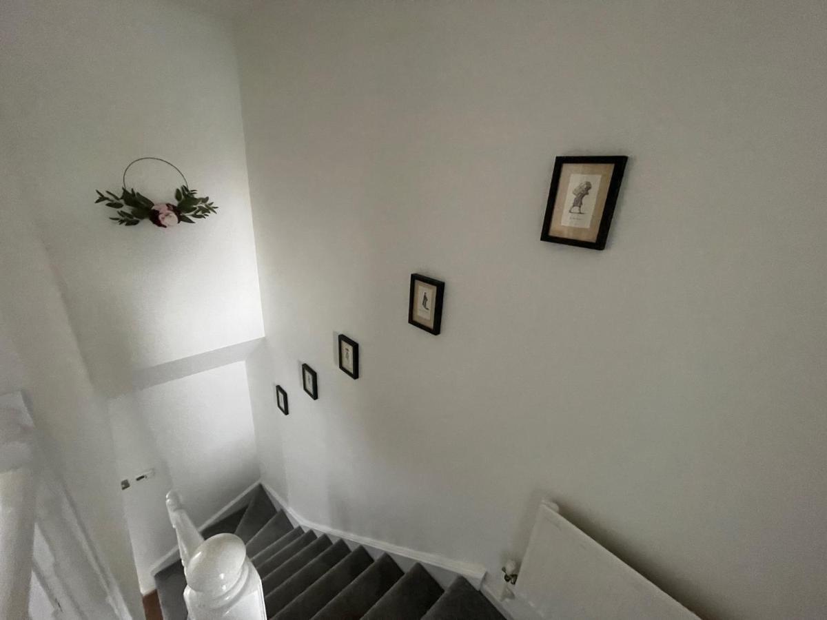 Riverside 2 Bedroom Townhouse With Car Charger 阿伯加文尼 外观 照片