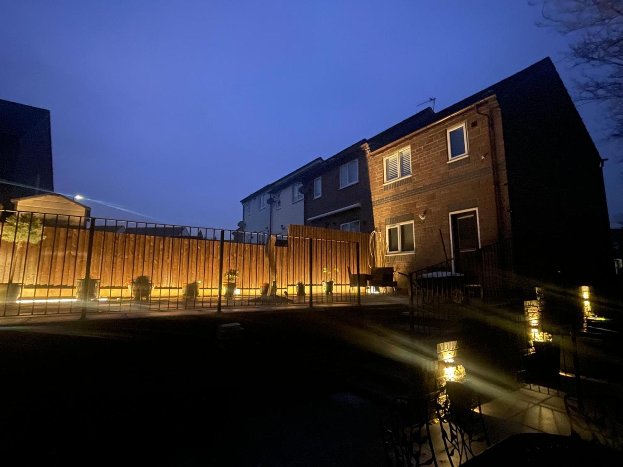 Riverside 2 Bedroom Townhouse With Car Charger 阿伯加文尼 外观 照片